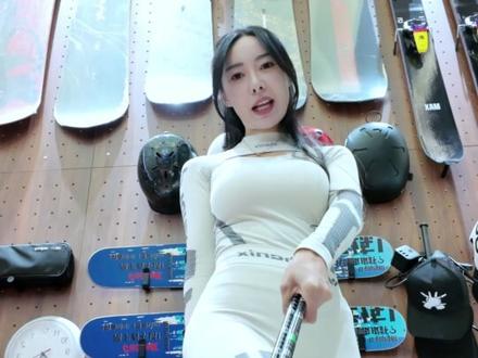 野雪党必看!雪崩三件套保命指南🧭 野雪党必看!雪崩三件套保命指南🧭
请问有没有刚入坑野雪的朋友?❄️野雪的粉,野雪的爽,要自己体会过才知道。但是!帅滑的前提是安全保命!那么能救命的雪崩三件套到底有什么?新手进阶必看!👀
1. 雪崩信标📶
三件套的核心!出发前必查电量,开机后挂在胸前靠近心脏的位置。一旦被雪崩掩埋,它会发射信号,让队友快速定位你的位置,这是黄金救援的关键!
2. 探杆
雪崩后,在大致区域用探杆快速戳击积雪,能精准锁定被埋者位置,避免盲目挖掘浪费时间,每一秒都能决定生死!
3. 雪铲
找到位置后,雪铲能高效清理积雪,比徒手挖快10倍!能最快把队友从雪堆里救出来,堪称“挖人神器”!
野雪的快乐,一定要建立在安全之上!希望大家永远用不上,但必须全套备齐!
#滑雪 #滑雪女孩 #野雪 #雪崩三件套 #雪崩救援