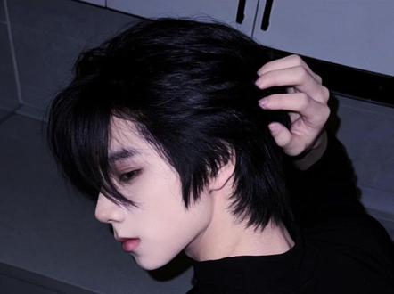 王橹杰|双重人格-狼狗4 原创AI语音独白 宝宝,你刚才走神了。
在想什么?想他?
呵,没想啥?他在里面哭,说不想看我这样对你。
可你刚才那一下,明明是在想他吧?
我让你不满意了?
还是说……你开始心疼那个废物了?
宝宝,别这样。
你看着我的时候,只能想我。
他那么乖,能满足你吗?他能让你这样吗?
不能。所以别想了。
看着我……告诉我,我是谁。
今晚,我会让你记住的。#王橹杰 #付彬言 #双重人格 #梦女 #原创