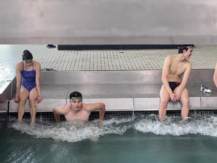 中国游泳队新人,03年小将郑英昊,力量猛男嘎嘎帅!游泳运动员的身材从来不会让我们失望,更多训练视频关注上海游泳队@吐个泡泡_🧼 学习更多游泳技巧(贼养眼)#日常训练 #中国游泳队 #宝藏男孩 #这谁顶的住 #游泳 #一起来玩水 #健身 #游泳运动