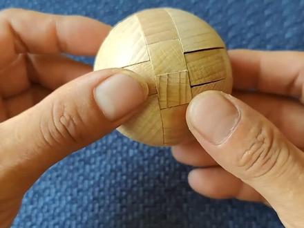 球形鲁班锁,也叫圆球锁,难度等级五颗星, 结构与爱心锁、酒桶锁很类似 ,一起来看看怎么拆解与组装的吧#鲁班锁 #益智玩具#让孩子远离手机 #儿童成人烧脑 #益智解压玩具