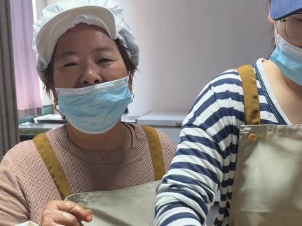 今天给店里的大姨大姐改善一下口味,调了一大盆凉皮,直接吃个精光,可见我们这个凉皮有多好吃,最重要便宜好吃好操作!