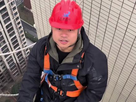 亚历克斯徒手攀爬 101 看得令人热血沸腾又胆战心惊,虾公山蜘蛛人全体成员对亚历克斯登上 101 表示热烈祝贺,看到其还爬过酋长岩,真的佩服,其身体素质太强了。#真实生活分享计划 #湖南虾公山蜘蛛人 #亚历克斯 #台北101 #蜘蛛人