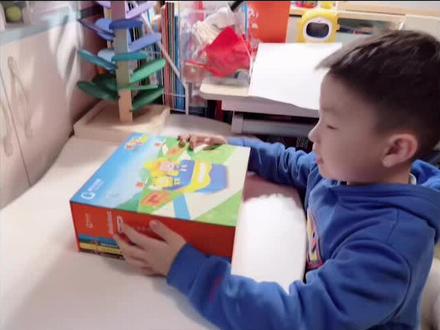 #阿尔法蛋Dodobot涂画机器人 新伙伴超有趣~不需要📱平板就可以操作的编程机器人。
配套的绘本超有趣,按路线图到达终点还有音乐🎶哦~
还可以自己设定路线,让🤖按照指令前行~
实在是太可爱啦🤗