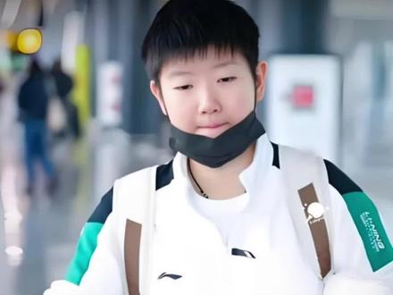 心疼!莎莎因长期比赛劳损回京养伤,六周康复期,赛事全调整。在家人眼里,她从不是冠军,只是需要疼爱的女儿。巅峰暂停是为了更好出发,等你回来,莎莎!#孙颖莎