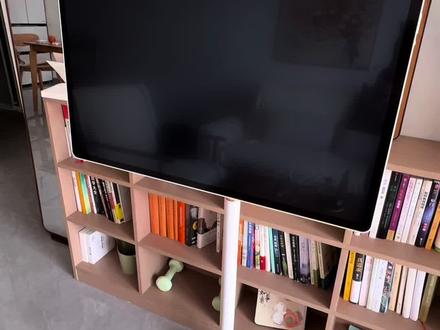 海信大白闺蜜机 X8 使用体验分享~ 新入手一款海信大白闺蜜机,颜值高还贼好用!选择海信是想着品质和服务都比较靠谱。
到货后一看,好家伙,太有份量了!底座非常稳重,移动也很丝滑, 32 英寸屏幕也够大,旋转起来也很灵活,4K 高清屏幕十分清晰,还是护眼屏,90W 快充,续航能力也不错,用来追剧看电影健身都很巴适。
#提升幸福感好物 #电子闺蜜上线 #海信大白闺蜜机X8 #买闺蜜机上京东