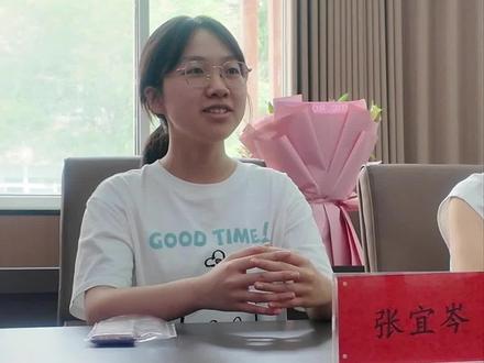高考尖子生回小学!张宜岑:小学打下的底子走得更远,受用一生 7月2日,河南高考优秀考生张宜岑,现身母校羊山外国语小学,追忆小学求学时光,感谢外小的教育理念和时任老师的用心,让她有更厚的基础走得更远。她寄语学弟学妹,珍惜小学时光,走向更广阔的未来。