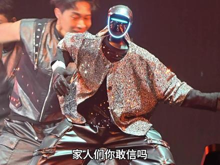 宇树机器人创历史,演唱会上演惊世后空翻! #王力宏 #宇树科技 #王力宏演唱会 #科技 #机器人
