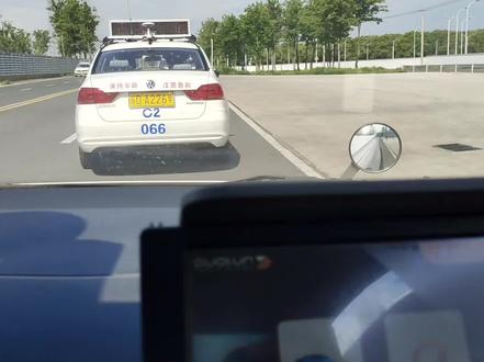 我们常州考科三,不需要逆时针绕几圈。不需要找按钮。 上车以后关好门,调好座椅,观察一下左右后视镜,提交身份证,核实好信息。安全员会告诉你走几号线。车上有一个牌子,线路牌是几号线,全程不要说话。也不能自言自语。不要听网上的谣言,什么逆时针绕多少圈,什么找按钮,全是扯淡。死亡100m。都是为了制造恐慌的。误人子弟,误导学员。