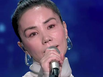 王菲春晚开唱惊艳全场,窦靖童魔性应援太圈粉
王菲女儿,激动发文。
2月16日深夜22:32,一向低调的窦靖童突然发文冲上热搜。她的发文里难掩激动,这回她再次为自己的妈妈打call。#上热搜 #窦靖童 #母女情深 #天后王菲