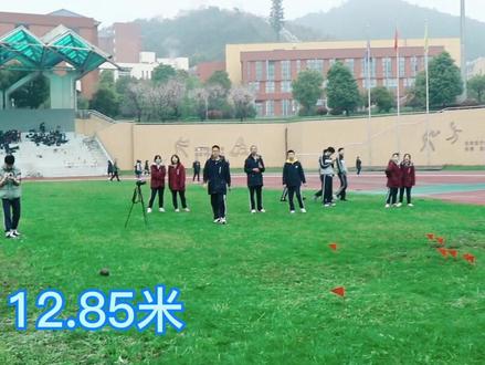 运动会一高中学霸投掷6公斤铅球,竟投出12.85米的好成绩,关键他还没经过专业训练#运动会 #校园