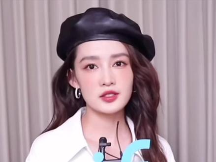 肖战李沁他俩把所有温柔与偏爱都藏在细碎的瞬间里 肖战晚风漫过西湖堤,踏月色而来,而李沁就住在灯火阑珊处,一湖清波,藏着最温柔的不期而遇。#肖战 #李沁#我的cp天下第一甜