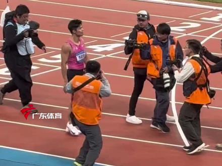 泪目!苏神在广东奥体中心绕场谢幕!#全场送别苏炳添 #苏炳添说不会离开田径 #苏炳添向四个方向鞠躬致谢