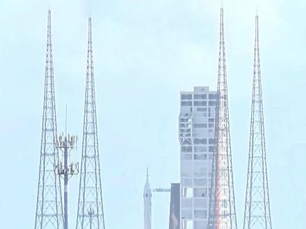 今天2026年2月11日上午11时,中国在海南文昌航天发射场成功执行了一次里程碑式火箭发射任务,首次同步验证载人登月飞船逃逸系统与新型火箭回收技术,见证中国航天硬核浪漫#中国航天 #火箭 #火箭发射