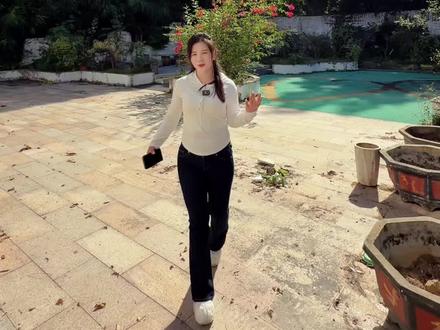 看完这栋别墅有想住进来的冲动!很符合我们中国人的居住习惯,房子和大花园,正南向,采光充足,房子格局也很方正,无对视,住起来暖洋洋的,我想这样独栋别墅您看了也会心动💗#深圳别墅#独栋别墅#曦城别墅#大花园别墅#安静舒适@深圳顶豪-安琪臻选豪宅