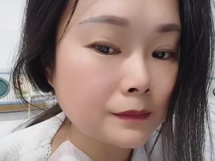 11月19日,(报道)#湖北44岁博主“巧手花艺”去世 ,一个月前被诊断出胆囊癌。其小儿子仅9岁,女儿24岁还在坐月子。“身上不疼不痒,只有几个结节,没想到是癌症”,曾劝诫粉丝千万不要生闷气,有气就发出来。#癌症 #生闷气 (津云)