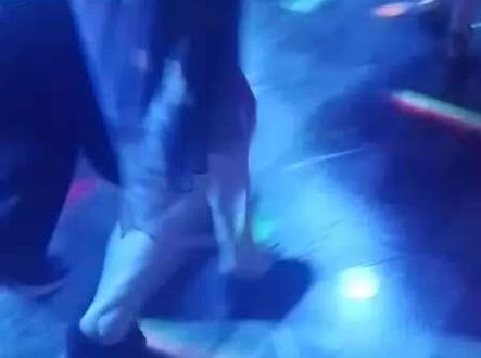 上班附近的地方开了个舞厅,人山人海的就是难找一个舞伴