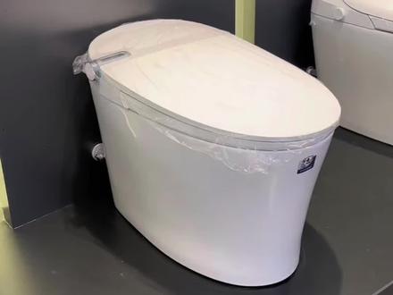 恒洁新款Q5-2/P用手机就可以操作的一款智能马桶🚽
型号:恒洁Q5-2/P
功能介绍📣
✅智感调距:五个档位可调距,适应空间可调感距,无误免触一步自动翻盖
✅随心贴翻盖:智控翻盖翻圈和冲水,无需弯腰,按压发电无需电池
✅舒适洗四种水型:①螺旋水②扇形水③柱状水④宽柱水
✅智联:NFC触碰即连,手机秒变遥控器
✅太空胶囊数显:功能状态一屏尽览
✅双重阻垢:①前置净滤阻垢②水路自动阻垢
✅智感座温:实时感知环境温度,自知冷暖,自动调节座位
✅泡沫🫧云盾:落座润瓷结束后自动出泡,绵密泡沫🫧无死角覆盖水封面,有效隔臭防溅防沾壁
✅恒洁水净抗菌釉面:亲水抗菌双效合一,全域洁净更安心
💕新品上市,一键旋钮操作便捷,手机操控更省心更便捷,闭眼入的一款,想要的功能它都🈶#智能马桶怎么选 #马桶选购心得 #上海恒洁卫浴 #马桶系列 #好卫浴改变生活