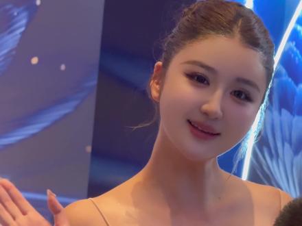 陈蕾娜,世界国际旅游小姐中国总冠军,身高183,来自北京 “北京来的陈蕾娜,自带松弛感的选美冠军💫
183cm的高挑身材+裸色吊带连体裤,
不刻意的随性,反而比红毯礼服更杀。
#陈蕾娜 #选美冠军 #松弛感穿搭 #氛围感美女#真实生活分享计划 @陈蕾娜(劳斯莱斯女神)