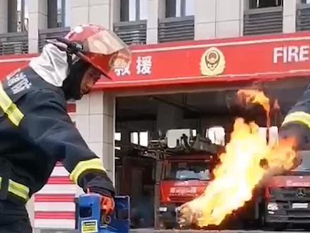 煤气罐着火先灭火还是先关阀门?好奇君联合杭州消防现场实验,教科书式给你答案! #dou是知识点 #蓝朋友