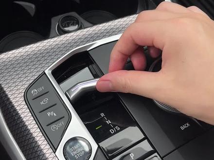 宝马右侧后视镜自动下翻功能使用!#汽车知识分享 #宝马 #驾驶技巧