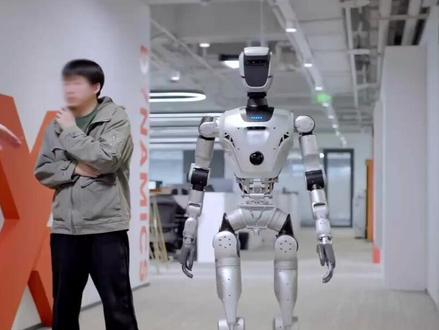 全球90%人形机器人来自中国,正在复刻电动车的崛起奇迹 2025年全球人形机器人90%来自中国,包揽出货前五!全产业链、政策资本加持、超高性价比成制胜关键,中国从跟跑到领跑,改写全球机器人产业格局。#人形机器人 #中国智造 #产业分析 #具身智能 #人工智能