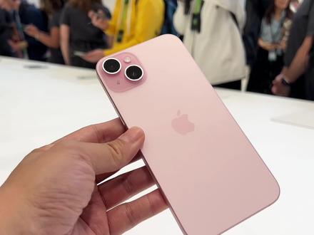 【iPhone15上手评测】粉色实在太好看了 后盖玻璃融入了新材质! #iPhone15
