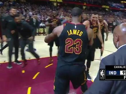 两年前的今天,季后赛首轮骑士对阵步行者G5,詹姆斯最后时刻命中压哨三分绝杀!霸气十足~#球迷答谢季