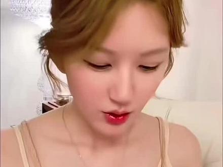 看到你们直接喊她巫婆,我心里咯噔一下,您,是怎么想的呢?撸撸女神也是您能直呼其名的?她是苹果主理人,是宝格丽代言人,是超自然行动组代言人,是葛根性温,是助农爱心女孩,是世界第一鼻,是天生互联网圣体,是姆们心里最柔软的地方,这名字太重,您承担不了在这名字后面付出的一切,请您尊称她一声撸撸老师