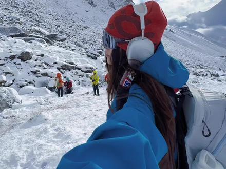 新手如何选择
奥太娜和萨武的区别
📍奥太娜整体平缓且路途长 没有绝望坡 山脚下就有雪 需穿冰爪 到了亭子位置 才是真正的开始 很长一截路短 缓慢爬升 冲顶的有一小截上升幅度较大 日出出来云雾散去可看见 景色美 下撤天气升温 泥泞路滑多易滑
总体爬升到4708 手机记录12.82公里
📍萨武主线全是野路 进山要过2个关卡 路途特别颠簸 上山走一截要过个横切路线 旁边就是悬崖 再到小绝望坡岩石路段 爬升较大 直升4616就到雪线再穿冰爪 凌晨天气好看见赏心悦目的风景 冲顶有一段绝望坡 上升下撤特别注意 同一段路我滑坠两次 都被拉住了 因为踩雪的人多了成冰路 旁边雪软的地方可以控制速度屁降 萨武的牌后一米就是悬崖峭壁 特别注意上面风特别大 一部分雪已经可以淹到膝盖位置 岩石路段多的多 下撤路段岩石斜坡陡峭
总体爬升到4913 手机记录12.40公里
两个地方都是初级雪山
想要风景好就选奥太娜 🌄右后方
想要刺激点儿就选萨武 🌄在前方 🌝在后方
两个雪山 带的装备都是一样的
不一样的是
奥太娜走几步 脱了抓绒跟羽绒 一直到登顶成功才穿上这儿两件
萨武 走几步脱了抓绒和羽绒 到了4616 又穿上了 然后全程没脱
上衣👕 速干👉抓绒👉羽绒👉冲锋衣
下裤👖 速干👉护膝👉冲锋裤
第一段视频:奥太娜
第二段视频:萨武
#奥太娜雪山
#萨武神山
#保持热爱奔赴山海
#户外
#日出