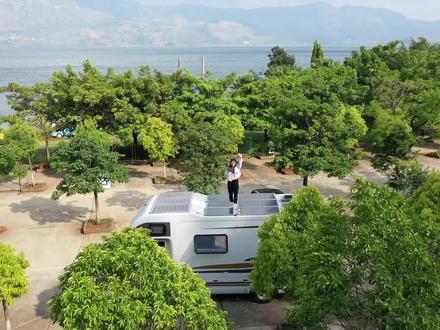房车自驾露营抚仙湖,计划的烧烤盛宴变成了火锅,巧克力又喝嗨了 #房车旅行 #房车自驾游