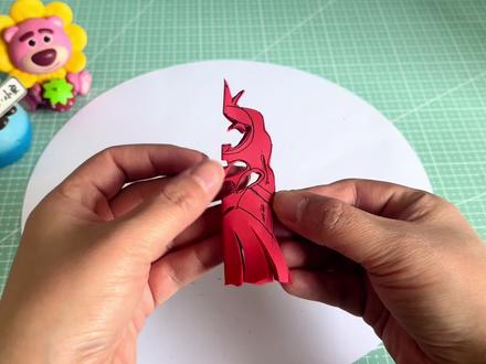 剪纸里的数学,轴对称图形手拉手小女孩剪纸这样来剪吧,快交作业#轴对称剪纸 #手拉手小女孩剪纸 #剪纸教程 #数学作业