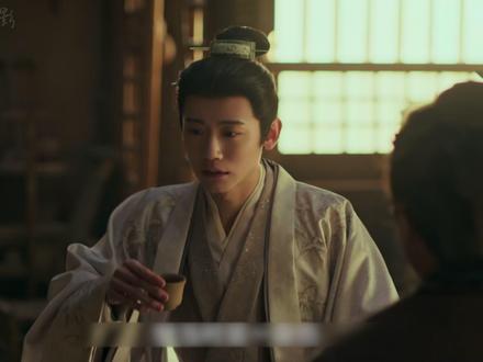 #逐玉 #田曦薇 #张凌赫 田曦薇,张凌赫新剧《逐玉》最新一集,好友误以为谢征被迫入赘,甜蜜小两口终于吻到一起了。