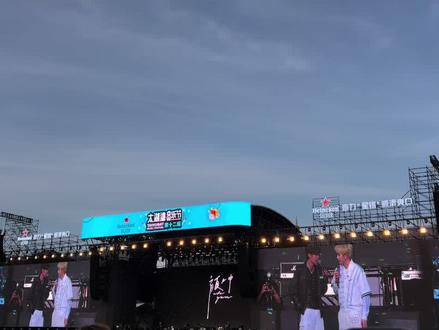 王中王组合隆重登场,走过路过不要错过哈哈哈 5.1太湖湾音乐节舞王争霸赛大场面,看Dance的架势这三位都得拿大奖哈哈哈哈哈哈哈哈哈#王翊恩 #王翊恩太湖湾音乐节 #王中王组合