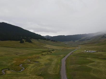 号称新疆的小独库,每年只开4个月,穿越天山的伊昭公路同样险峻