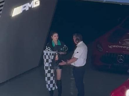 关晓彤乖巧练习挥F1格子旗 #关晓彤 #f1