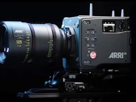 一分钟速看
百年传奇阿莱(ARRI)影像领域的劳斯莱斯,2026MWC荣耀与ARRI达成战略技术合作,#荣耀RobotPhone 将#ARRI 引以为傲的色彩科学和影像技术融入消费级移动终端,让普通人也能触及电影级的视觉表达!#2026MWC #荣耀MagicV6