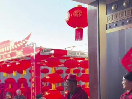 儿子婚礼上,喜公公喜婆婆向各位亲友行蹦跶礼,蹦的越高越有福气#农村婚礼 #婚礼 #婚礼现场 #内容启发搜索 #沾沾喜气的一天