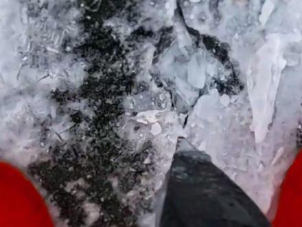 走,一起去松花江看采冰!一块块晶莹剔透的冰承载着哈尔滨的冬日记忆,经过匠人之手筑成冰灯、雪雕、滑梯、霓虹…给大家带来欢乐、浪漫、冒险、诗意… #联播一瞬 @不会飞的阿熊