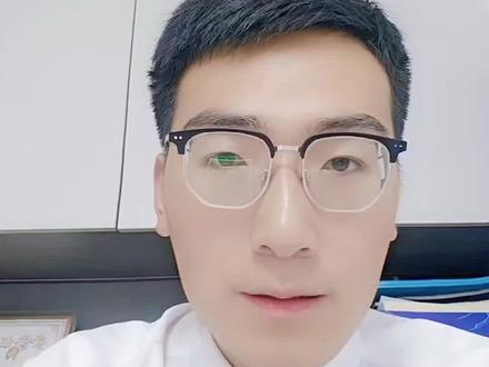 山西沁源县煤矿瓦斯爆炸案法律分析 说白了就是煤矿只顾着赚钱,完全不顾生产安全,安全设备老化故障也不检修,明知道井下存在瓦斯危险,还强行组织工人作业,最终引发爆炸,造成大量人员伤亡。#法律 #沁源县 #瓦斯爆炸 #煤矿
相关人员要承担的后果
1. 刑事追责坐牢
现场违规操作的工作人员、矿井负责人、安全主管以及幕后实际老板,都会被追究刑事责任。
一般违规肇事,刑期三年以内;这次伤亡人数极多,性质格外恶劣,最高可判七年。
要是相关部门已经要求停工整改,企业还偷偷开工生产,即便没酿成重大事故,相关人员也一样会被判刑。
2. 全额经济赔偿
遇难者家属能拿到高额补偿,单个人赔偿金额大概两百万元。受伤人员的治疗费用、误工损失等全部花销,都由煤矿企业全部承担。
3. 企业与监管人员受罚
涉事煤矿会被处以高额罚款,直接勒令关停停业。
负责日常安全检查的公职人员,日常监管松懈、没能排查出安全隐患,履职不到位的,也会被处分,情节严重的同样要承担法律责任。
简单总结
煤矿经营不能一味逐利,安全生产的底线绝对不能突破。一旦发生重大事故,从基层作业人员、企业管理层,再到监管岗位人员,相关人员都会被追责问责。同时还要赔付巨额款项,涉事矿井也会彻底关停,违法违规的行为都会受到严厉惩处。