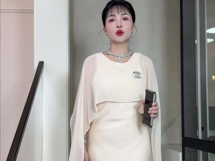 我们家00后男保姆浩浩和我的外甥女凯撒俩人一直有意思,结果这两天突然冒出一个浩浩的未婚妻,今天还上门找浩浩要赔偿....