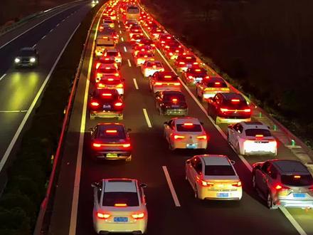 高速免费最后一天从早晨就开始堵了 #返程高速堵成什么样了 #假期结束返程vlog #各地将迎来返程高峰 #春节返程故乡又成远方 #行李箱一装又该返程了