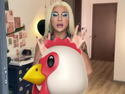 把狼贴在头上,美妆博主开大招了#纹身贴头挑战 #贴画发型挑战