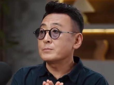 #中新夜读 | #窦文涛 :做自己是个伪命题,盲目地做自己,甚至成为社会风尚,可能会带来更大的混乱。