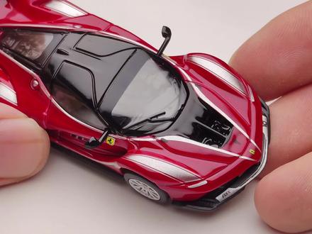 【小车分享】比美高最新64比例法拉利fxxk
比美高的最新力作,39的价格,塑料底配胶胎,红色漆面很润,但小瑕疵比较多。最牛的地方在,新车加了耳朵,硬质塑料的耳朵,锐度把控非常不错,非常细,这个价位能买到带耳朵的fxxk,真的性价比拉满了。型准也没得说,标准64比例,车身线条流畅自然,马标印刷清晰,非常棒!
同时缺点也很明显,车灯比较敷衍,品控较差,我买了两只,另一只车身一侧没有印刷,无奈退货,漆面小瑕疵也很多,还有因为悬挂,一如既往的翘头,但比飞火流星的要好一些。
总的来说,这个价位无敌手,出了品控问题,也支持退换非常推荐入手一只#小比例车模 #比美高 #法拉利 #大人也要玩玩具