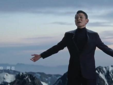 刘德华演唱的《非凡》是华为非凡大师的广告曲。由《孤勇者》《如愿》《人世间》《追光者》《体面》《笔记》《唱得响亮》的唐恬作词,与刘德华长期合作的作曲家蔡晓恩作曲,代表作品《I don't wanna say goodbye》《恭喜发财2016》《登场》《笼》等联合创作。