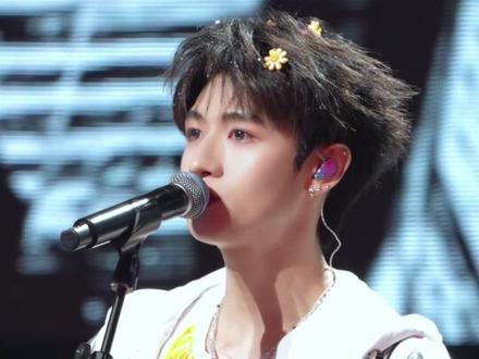 朱志鑫《爱丫爱丫》直拍🈶️头上好多花花 #朱志鑫 #荣耀之战 #星姐现场 #追星 #舞台