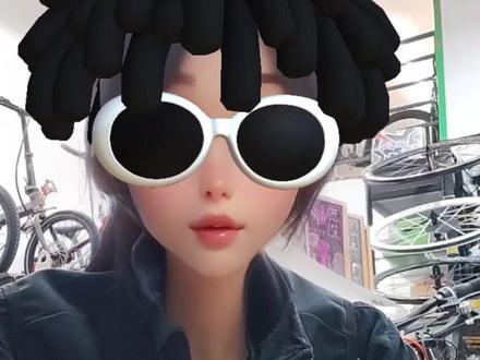 美利达27款公爵300和美利达27款公爵600区别 选美利达公爵,别再瞎纠结!/
今天一条视频,/ 直接讲透【公爵300】和【公爵600】!
车架对比:
两款都是铝合金 /
【公爵300】:TFS内走线车架,/ 结实耐造,/ 日常通勤、休闲骑完全够用!
【公爵600】:直接升级【HFS液压车架】+【BOOST筒轴】,/ 刚性拉满,/ 烂路、轻度越野更稳!
变速核心:
【公爵300】:基础实用配置,/ 代步平路超顺畅!
【公爵600】:升级【禧玛诺2×10速CUES】,/ 换挡更丝滑,/ 爬坡、提速更轻松!
前叉减震:
都是油簧锁死,/ 但【公爵600】滤震更好,/ 骑感更舒服!
/ 纯通勤代步,/ 闭眼冲【公爵300】!
/ 想骑得更爽、偶尔越野,/ 直接选【公爵600】!
#厦门速博美利达集美学村店,#美利达公爵300#美利达公爵600#美利达自行车集美学村店#车型测评
两款齐全
