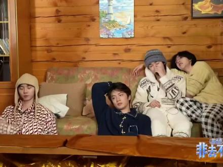 小贺:呜呜呜,没想到有一天我也会被你恨 亚轩:好啦好啦,游戏而已,游戏之外我还是爱你的#宋亚轩#贺峻霖#轩霖#闺蜜组