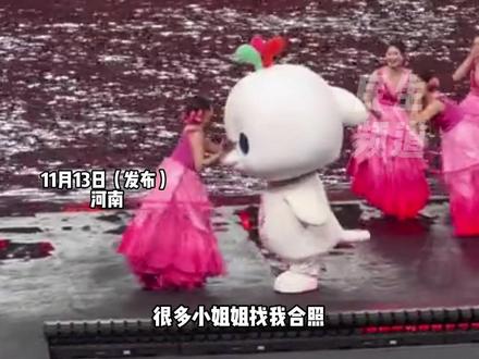 11月13日(发布)河南,全运会“大湾鸡”爆火成顶流,河南少年活泼天性成就“名场面”,人气值拉满 开幕式结束被围住合影,“吉祥物不仅可以可爱 也可以活泼一点”#媒体精选计划#2025全运会