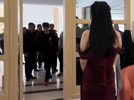 献县婚礼最戳心的瞬间,莫过于散席后娘家人的声声道喜❤️
25份牵挂奔赴,12个小辈躬身磕头,13位长辈抬手作揖,
一叩一揖皆是不舍,一言一语全是祝福,
送别姑太太,千般叮嘱藏眼底,万般不舍在心头,
这刻的泪目,是娘家的偏爱,更是刻在献县骨子里的温情与仪式感!#传统婚礼 #献县#献县道喜#婚礼